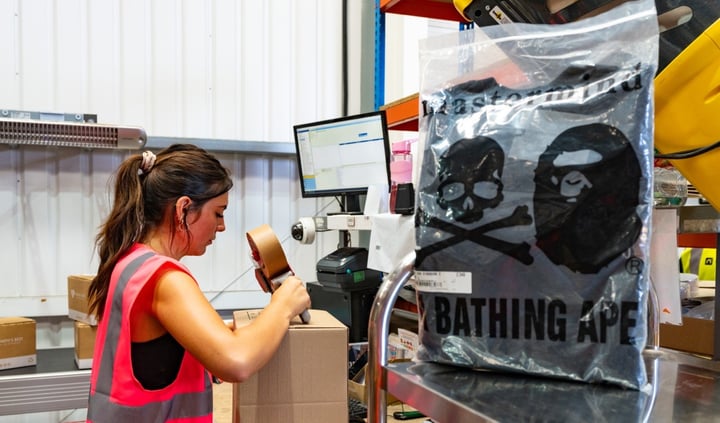 Lagerarbeiter beim Verpacken einer Kiste