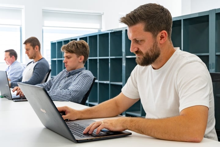 Bild von Austin Waddecar und seinem Team im Büro