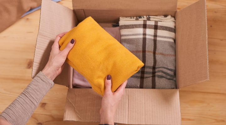 Frau packt sich in eine Kiste