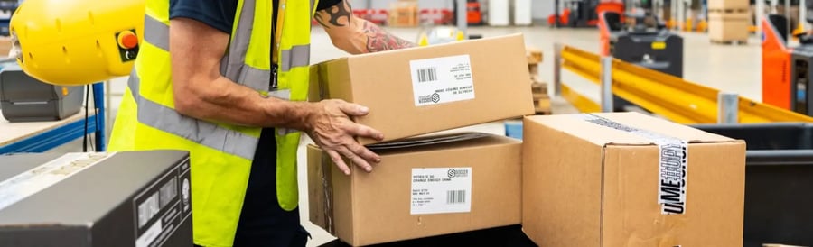 Bild von Kisten, die im Lager von Magna Park bewegt werden