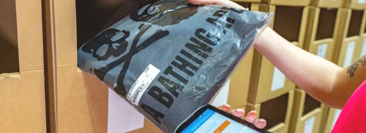 Bild eines BAPE-Produkts bei der Kommissionierung im Lager