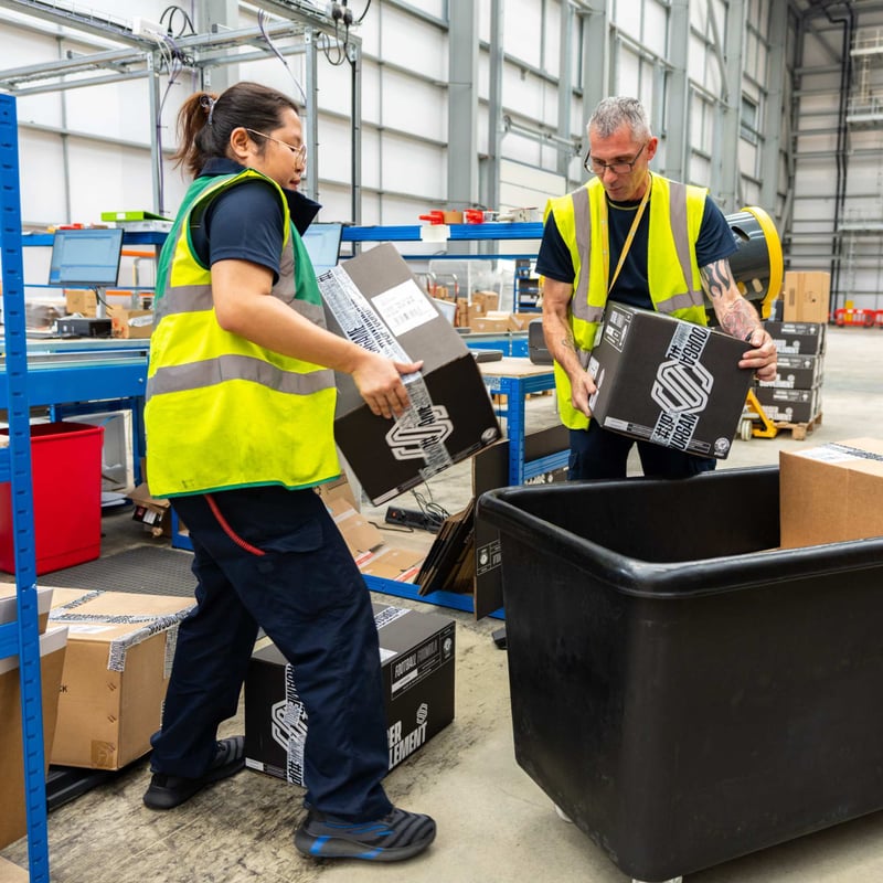 fussball-ergänzungen-werden-im-lager-verpackt