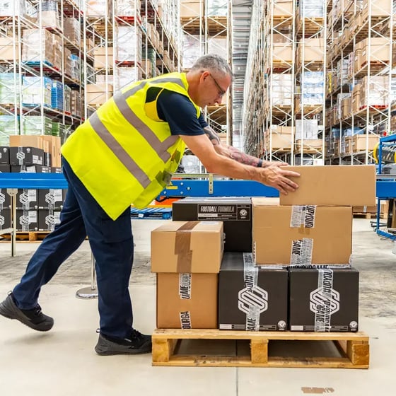 Lager-Kisten-Stapeln