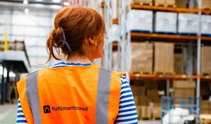 fulfilmentcrowd worker in the warehouse