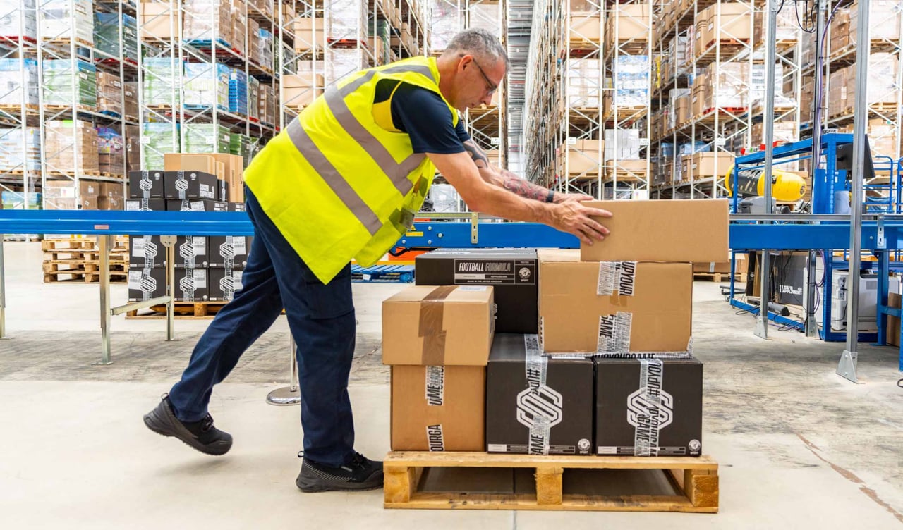 Lagerpacker Stapeln von Kartons